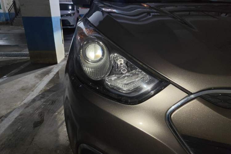 Used Hyundai ix35 2012 2.0L Automatic Two-Wheel Drive Elite Edition GLS Right Front Headlight