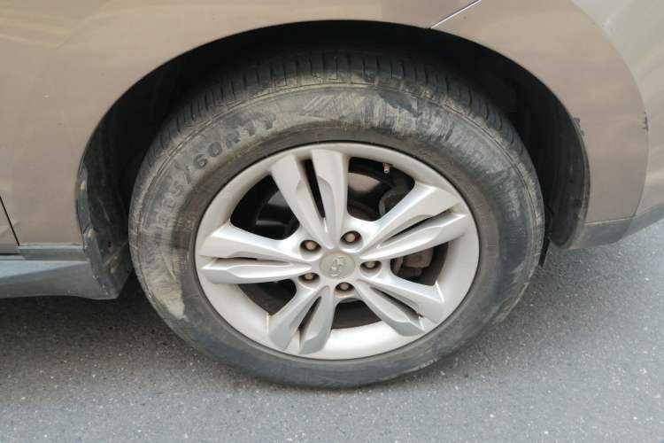 Used Hyundai ix35 2012 2.0L Automatic Two-Wheel Drive Elite Edition GLS Right Front Wheel Hub