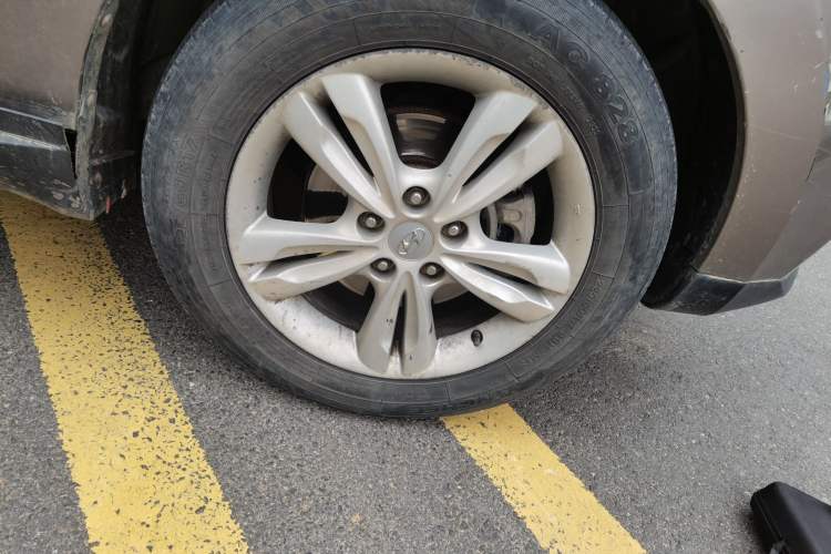 Used Hyundai ix35 2012 2.0L Automatic Two-Wheel Drive Elite Edition GLS Right Front Wheel Hub