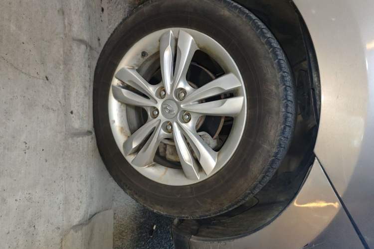 Used Hyundai ix35 2012 2.0L Automatic Two-Wheel Drive Elite Edition GLS Right Front Wheel Hub