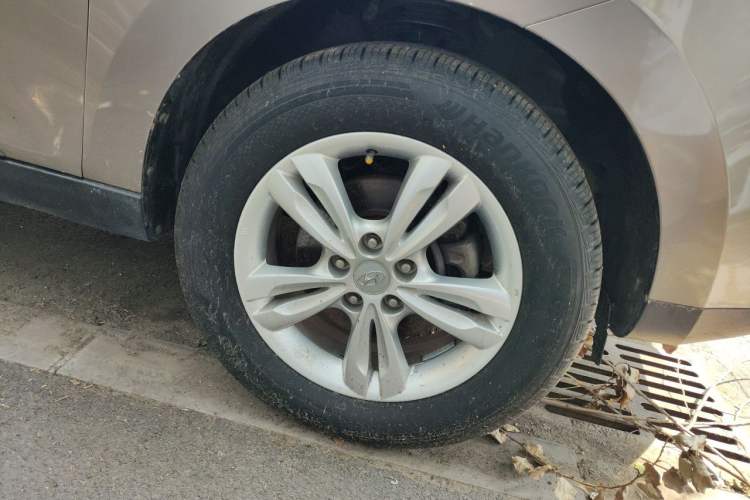 Used Hyundai ix35 2012 2.0L Automatic Two-Wheel Drive Elite Edition GLS Right Front Wheel Hub
