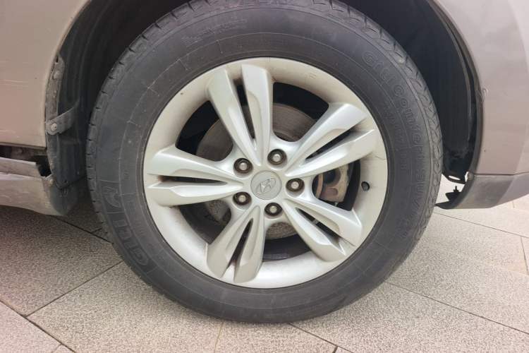 Used Hyundai ix35 2012 2.0L Automatic Two-Wheel Drive Elite Edition GLS Right Front Wheel Hub