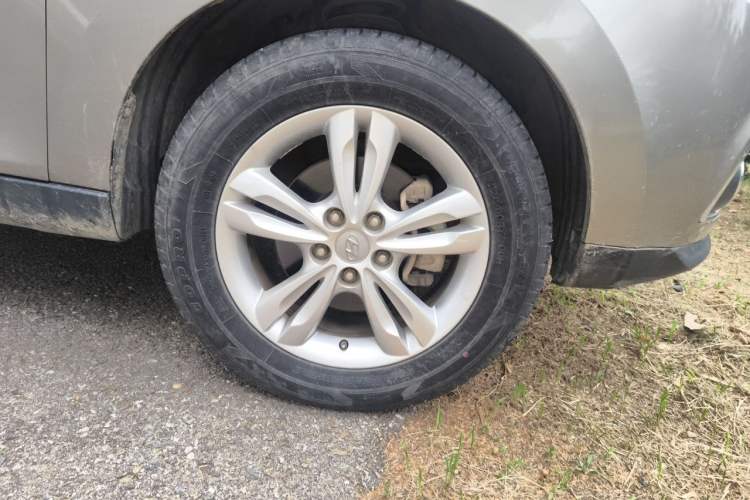 Used Hyundai ix35 2012 2.0L Automatic Two-Wheel Drive Elite Edition GLS Right Front Wheel Hub