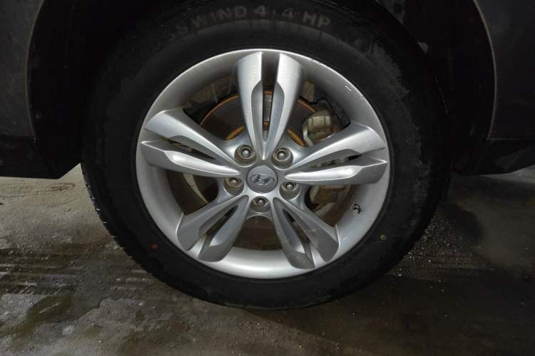 Used Hyundai ix35 2012 2.0L Automatic Two-Wheel Drive Elite Edition GLS Right Front Wheel Hub