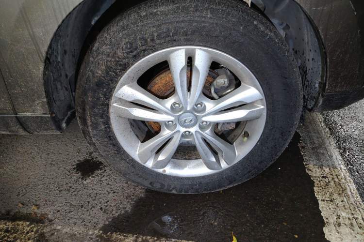 Used Hyundai ix35 2012 2.0L Automatic Two-Wheel Drive Elite Edition GLS Right Front Wheel Hub