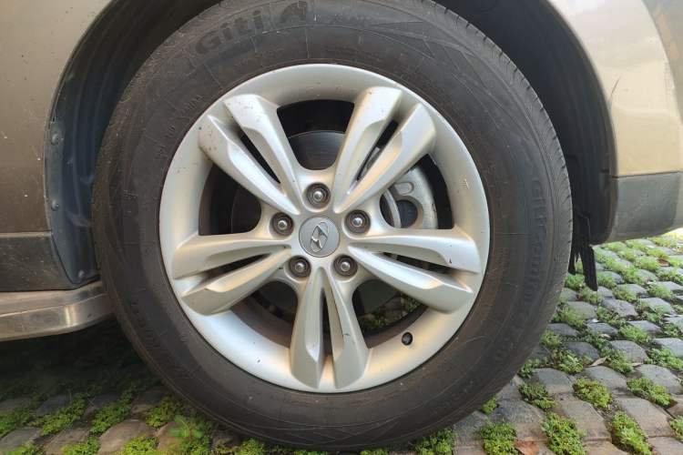 Used Hyundai ix35 2012 2.0L Automatic Two-Wheel Drive Elite Edition GLS Right Front Wheel Hub