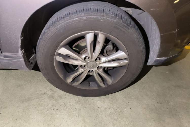 Used Hyundai ix35 2012 2.0L Automatic Two-Wheel Drive Elite Edition GLS Right Front Wheel Hub