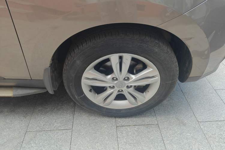 Used Hyundai ix35 2012 2.0L Automatic Two-Wheel Drive Elite Edition GLS Right Front Wheel Hub
