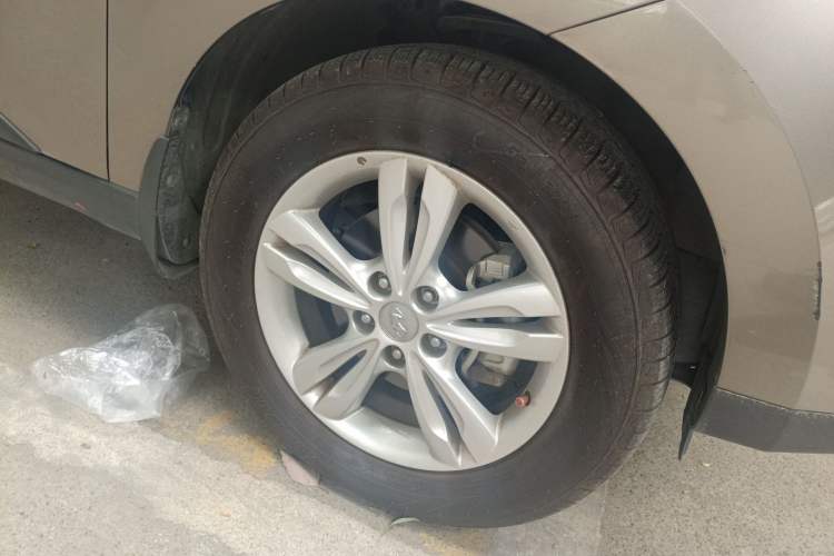 Used Hyundai ix35 2012 2.0L Automatic Two-Wheel Drive Elite Edition GLS Right Front Wheel Hub