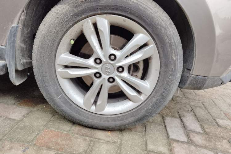 Used Hyundai ix35 2012 2.0L Automatic Two-Wheel Drive Elite Edition GLS Right Front Wheel Hub