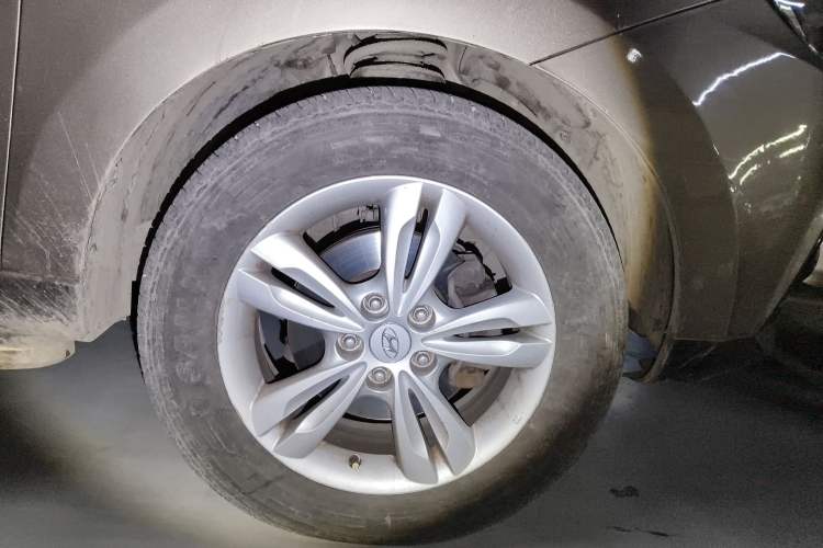 Used Hyundai ix35 2012 2.0L Automatic Two-Wheel Drive Elite Edition GLS Right Front Wheel Hub