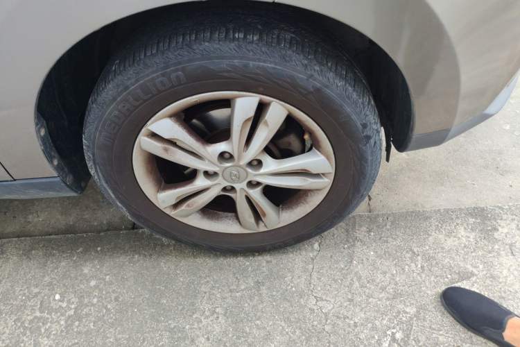 Used Hyundai ix35 2012 2.0L Automatic Two-Wheel Drive Elite Edition GLS Right Front Wheel Hub
