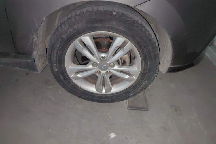 Used Hyundai ix35 2012 2.0L Automatic Two-Wheel Drive Elite Edition GLS Right Front Wheel Hub
