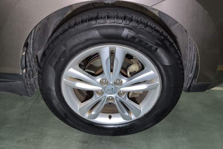 Used Hyundai ix35 2012 2.0L Automatic Two-Wheel Drive Elite Edition GLS Right Front Wheel Hub