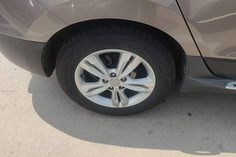 Used Hyundai ix35 2012 2.0L Automatic Two-Wheel Drive Elite Edition GLS Right Rear Wheel Hub