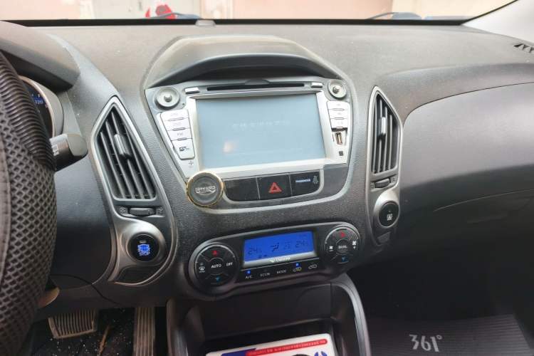 Used Hyundai ix35 2012 2.0L Automatic Two-Wheel Drive Elite Edition GLS Audio And AC Panel