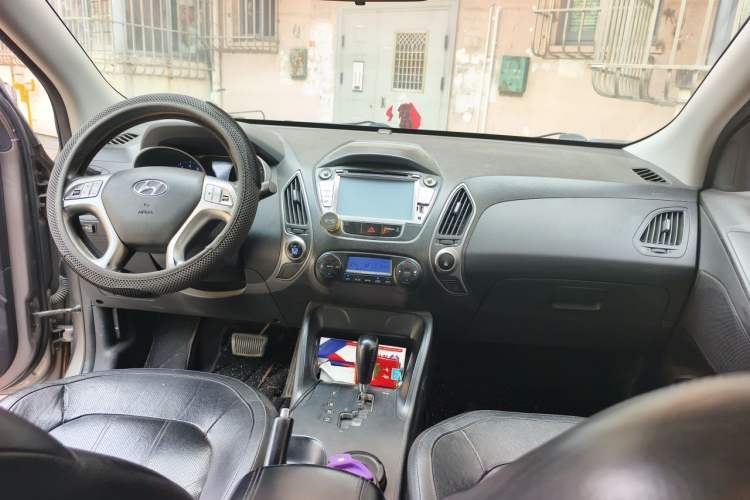 Used Hyundai ix35 2012 2.0L Automatic Two-Wheel Drive Elite Edition GLS Center Console