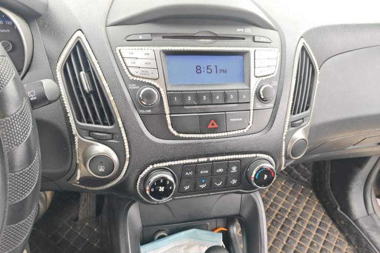 Used Hyundai ix35 2012 2.0L Automatic Two-Wheel Drive New Edition GL Audio And AC Panel