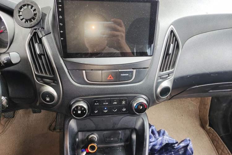 Used Hyundai ix35 2012 2.0L Manual Two-Wheel Drive New Edition GL Audio And AC Panel