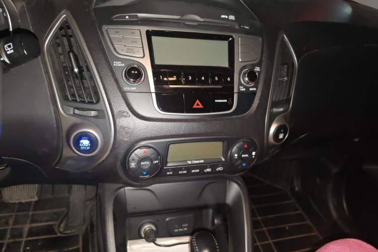 Used Hyundai ix35 2012 2.0L Automatic Two-Wheel Drive Elite Edition GLS Audio And AC Panel