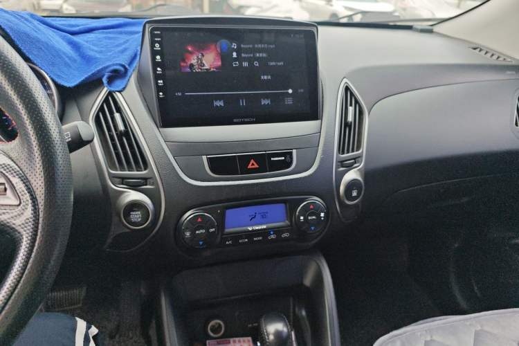 Used Hyundai ix35 2012 2.0L Automatic Two-Wheel Drive Elite Edition GLS Audio And AC Panel