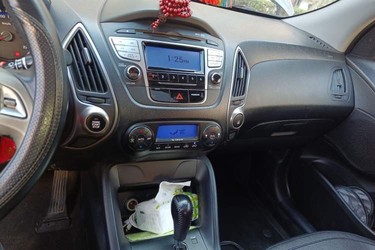 Used Hyundai ix35 2012 2.0L Automatic Two-Wheel Drive Elite Edition GLS Audio And AC Panel