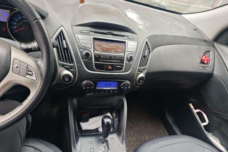 Used Hyundai ix35 2012 2.0L Automatic Two-Wheel Drive Elite Edition GLS Audio And AC Panel