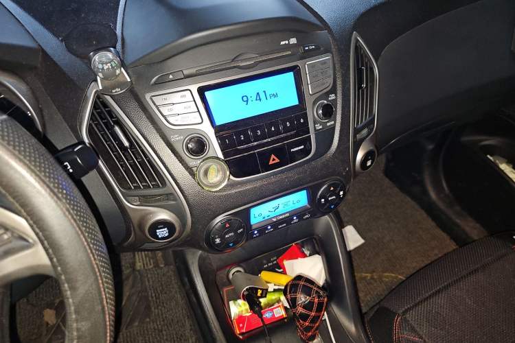 Used Hyundai ix35 2012 2.0L Automatic Two-Wheel Drive Elite Edition GLS Audio And AC Panel