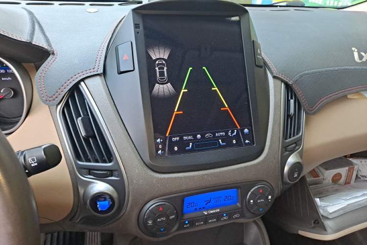 Used Hyundai ix35 2012 2.0L Automatic Two-Wheel Drive Elite Edition GLS Audio And AC Panel