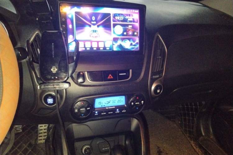 Used Hyundai ix35 2012 2.4L Automatic Two-Wheel Drive Prestige Edition GLS Audio And AC Panel