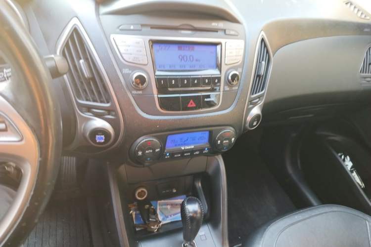 Used Hyundai ix35 2012 2.0L Automatic Two-Wheel Drive Elite Edition GLS Audio And AC Panel