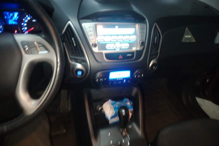 Used Hyundai ix35 2012 2.0L Automatic Two-Wheel Drive Elite Edition GLS Audio And AC Panel