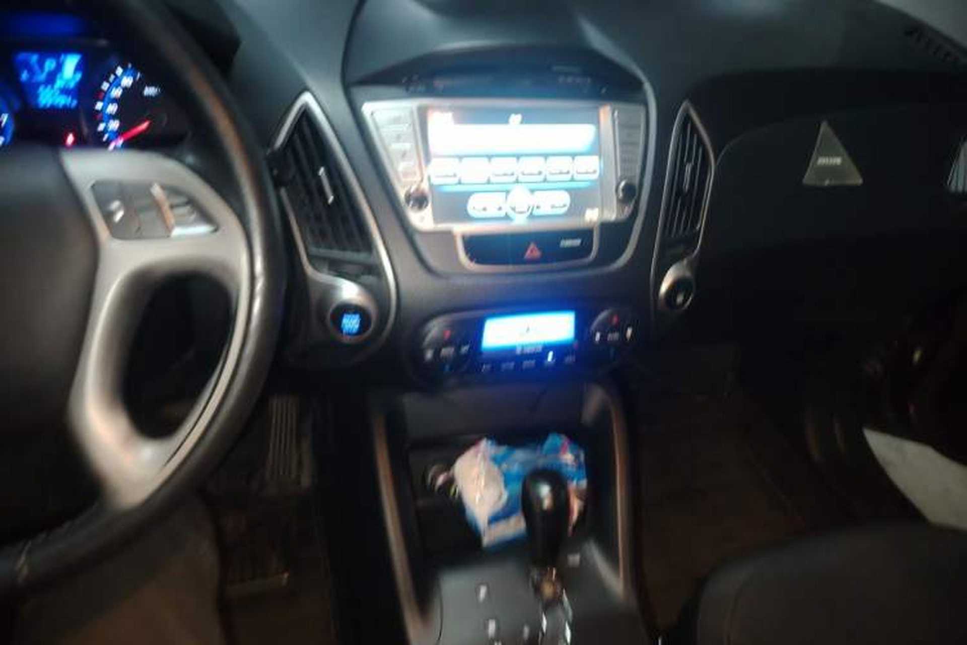 Used Hyundai ix35 2012 2.0L Automatic Two-Wheel Drive Elite Edition GLS Audio And AC Panel
