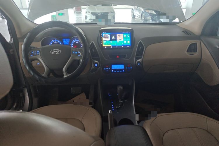 Used Hyundai ix35 2012 2.0L Automatic Two-Wheel Drive Elite Edition GLS Center Console