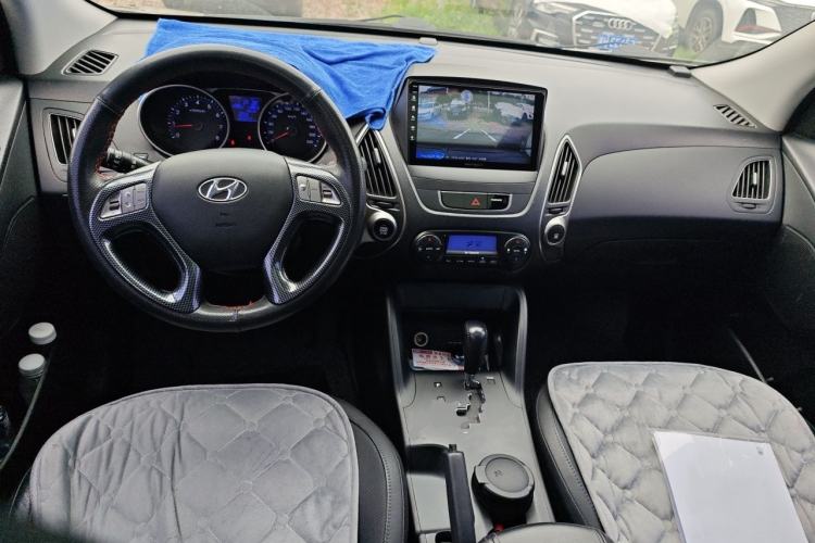 Used Hyundai ix35 2012 2.0L Automatic Two-Wheel Drive Elite Edition GLS Center Console