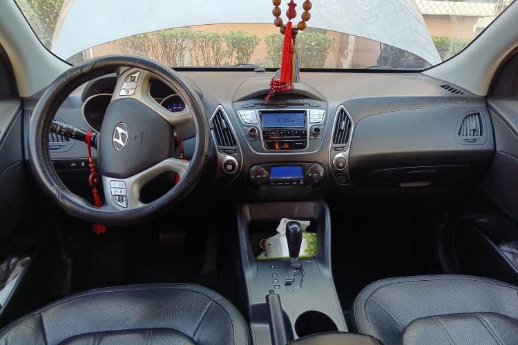 Used Hyundai ix35 2012 2.0L Automatic Two-Wheel Drive Elite Edition GLS Center Console