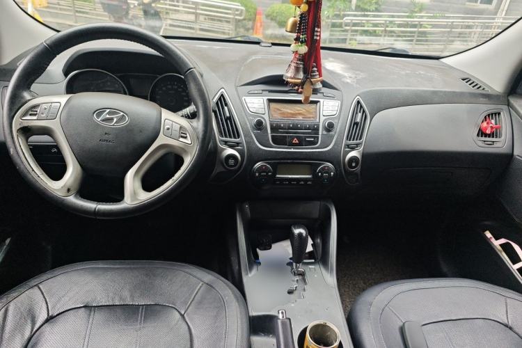 Used Hyundai ix35 2012 2.0L Automatic Two-Wheel Drive Elite Edition GLS Center Console