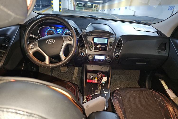 Used Hyundai ix35 2012 2.0L Automatic Two-Wheel Drive Elite Edition GLS Center Console