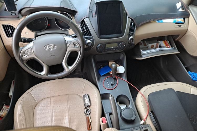 Used Hyundai ix35 2012 2.0L Automatic Two-Wheel Drive Elite Edition GLS Center Console