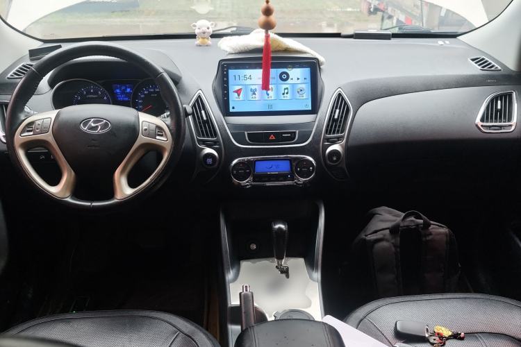 Used Hyundai ix35 2012 2.0L Automatic Two-Wheel Drive Elite Edition GLS Center Console