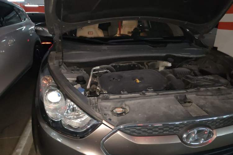 Used Hyundai ix35 2012 2.0L Automatic Two-Wheel Drive Elite Edition GLS Engine Bay Right