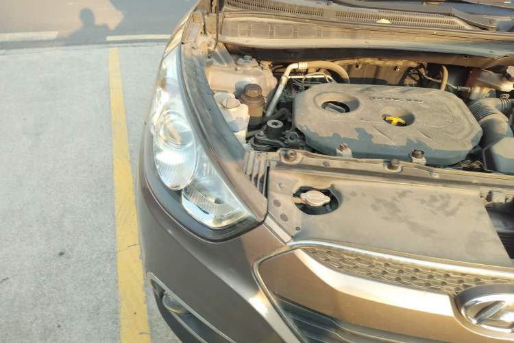 Used Hyundai ix35 2012 2.0L Automatic Two-Wheel Drive Elite Edition GLS Engine Bay Right