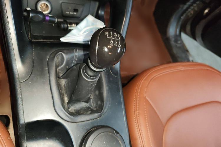 Used Hyundai ix35 2012 2.0L Manual Two-Wheel Drive New Edition GL Gear Lever