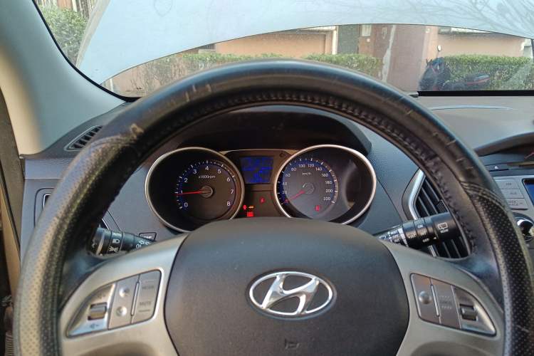 Used Hyundai ix35 2012 2.0L Automatic Two-Wheel Drive Elite Edition GLS Instrument Cluster