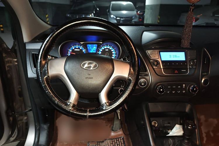 Used Hyundai ix35 2012 2.0L Manual Two-Wheel Drive New Edition GL Interior 2