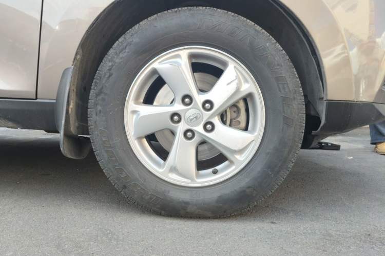 Used Hyundai ix35 2012 2.0L Automatic Two-Wheel Drive New Edition GL Right Front Wheel Hub
