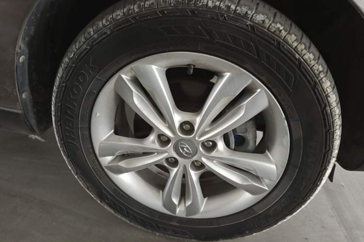 Used Hyundai ix35 2012 2.0L Automatic Two-Wheel Drive Elite Edition GLS Right Front Wheel Hub