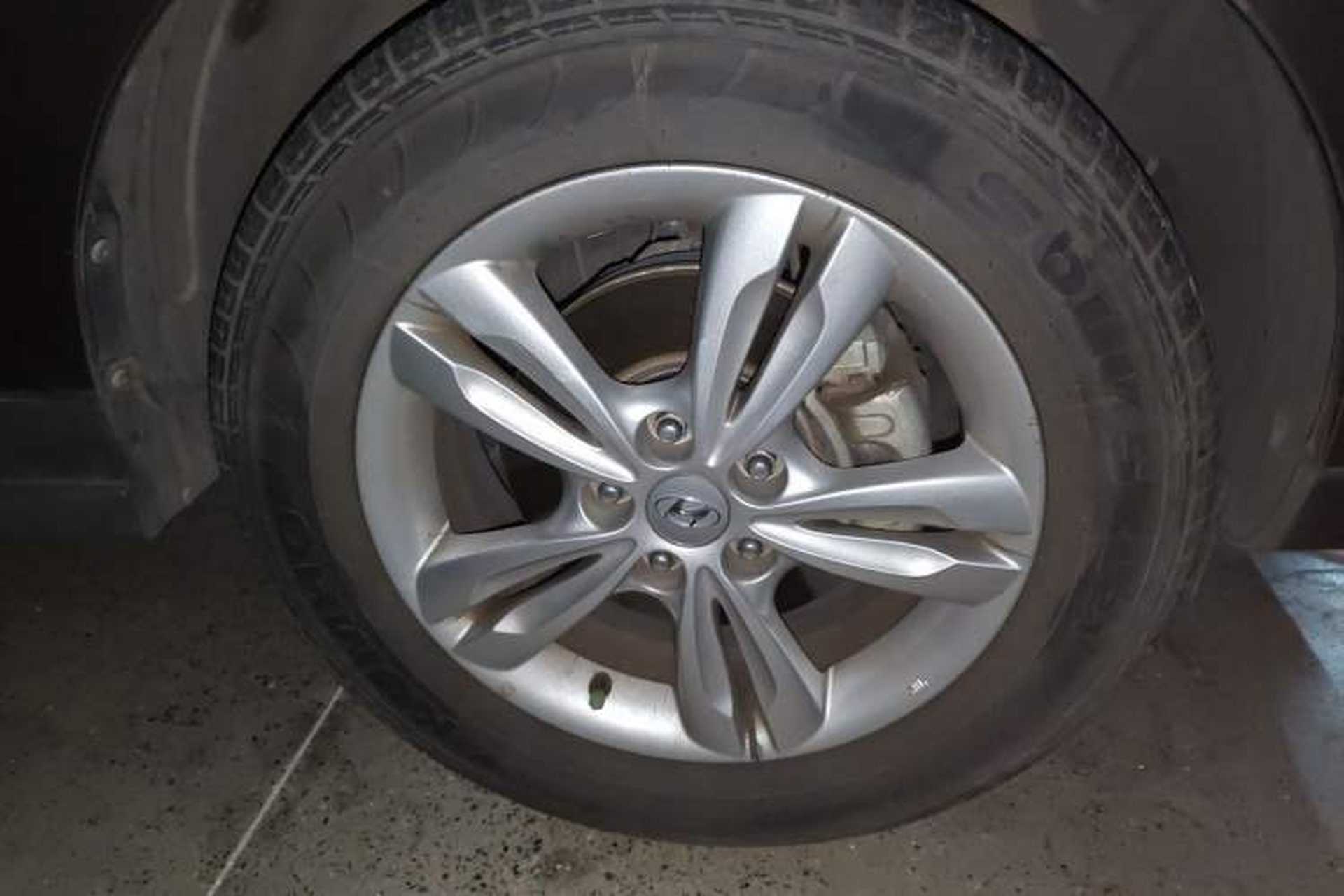Used Hyundai ix35 2012 2.0L Automatic Two-Wheel Drive Elite Edition GLS Right Front Wheel Hub
