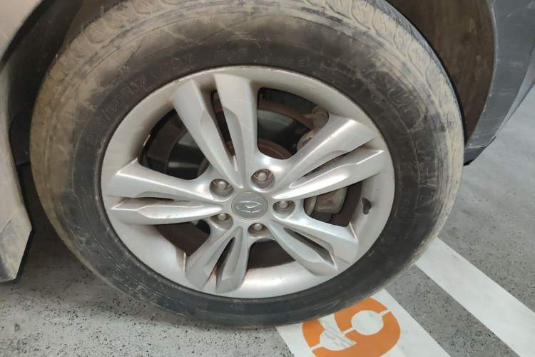 Used Hyundai ix35 2012 2.0L Automatic Two-Wheel Drive Elite Edition GLS Right Front Wheel Hub