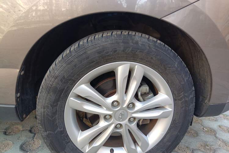 Used Hyundai ix35 2012 2.0L Automatic Two-Wheel Drive Elite Edition GLS Right Front Wheel Hub